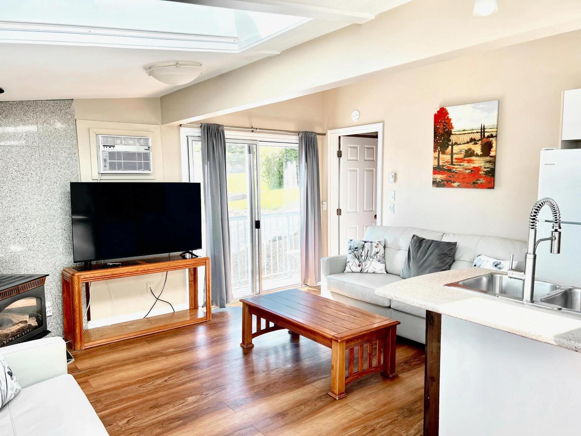Peachland Beach Resort Esterno foto