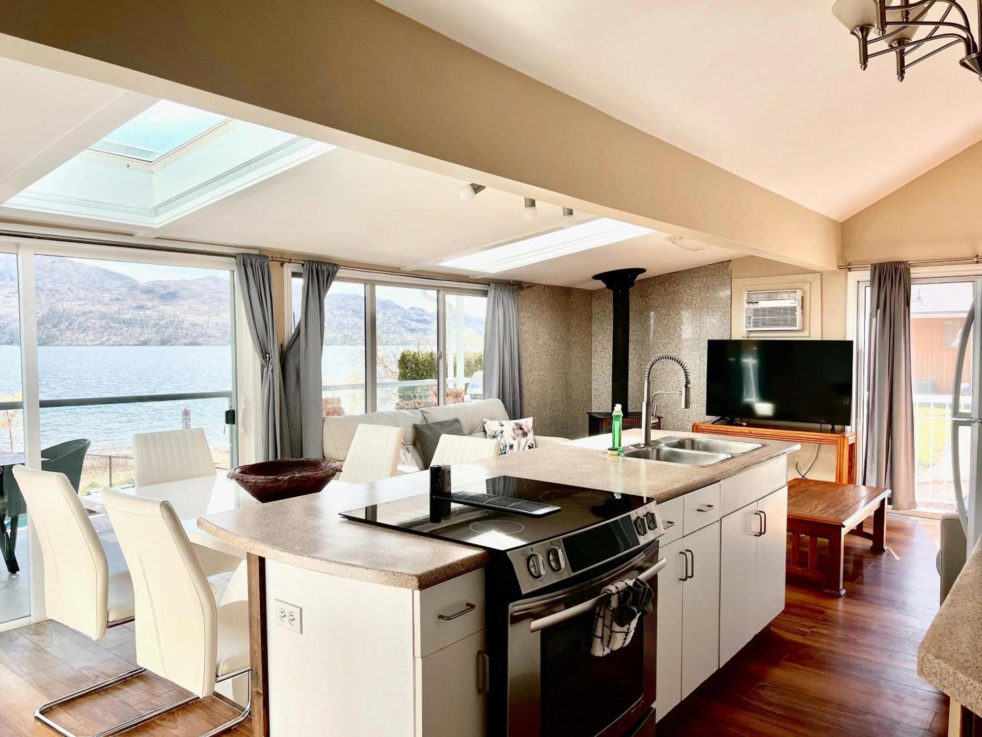Peachland Beach Resort Esterno foto